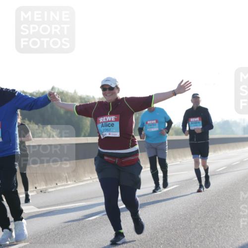 03.10.2025 - Köhlbrandbrückenlauf Jannik Wohlers http://msf.ph/oto/9066713 03.10.2025 09:27:56 Position 3 2623, 2357 meine-sportfotos.de