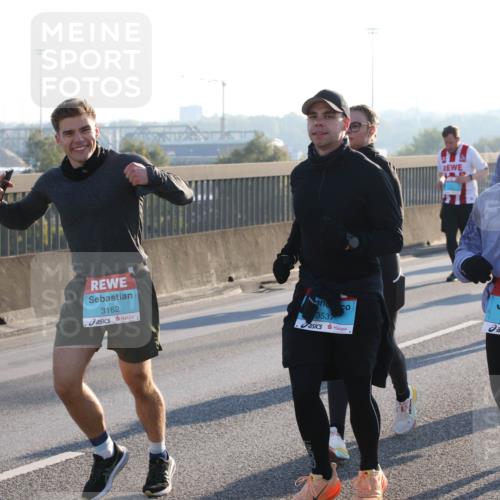 03.10.2025 - Köhlbrandbrückenlauf Lena Gebhardt http://msf.ph/oto/9066793 03.10.2025 09:23:21 Position 1 3162, 3537, 3535 meine-sportfotos.de