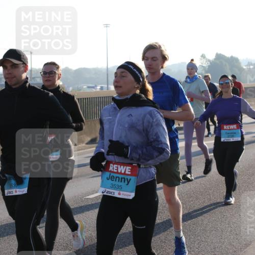 03.10.2025 - Köhlbrandbrückenlauf Lena Gebhardt http://msf.ph/oto/9066812 03.10.2025 09:23:21 Position 1 3537, 3535, 3726 meine-sportfotos.de