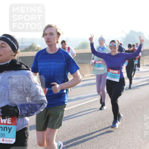 03.10.2025 - Köhlbrandbrückenlauf Lena Gebhardt http://msf.ph/oto/9066821 03.10.2025 09:23:22 Position 1 3538, 3535 meine-sportfotos.de