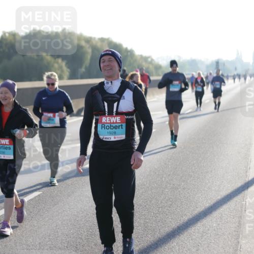 03.10.2025 - Köhlbrandbrückenlauf Jannik Wohlers http://msf.ph/oto/9066940 03.10.2025 09:28:50 Position 3 2236, 1928 meine-sportfotos.de