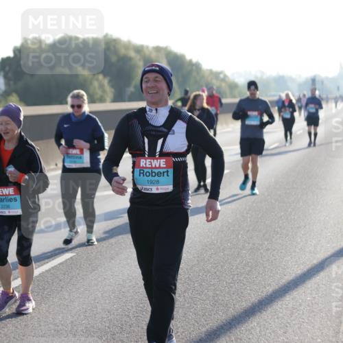 03.10.2025 - Köhlbrandbrückenlauf Jannik Wohlers http://msf.ph/oto/9066947 03.10.2025 09:28:50 Position 3 2236, 1928 meine-sportfotos.de