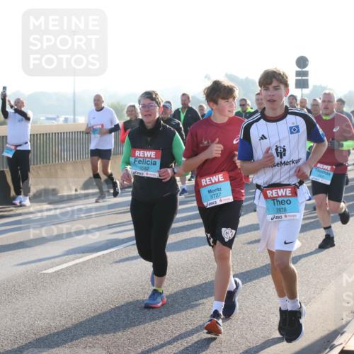 03.10.2025 - Köhlbrandbrückenlauf Lena Gebhardt http://msf.ph/oto/9066992 03.10.2025 09:23:30 Position 1 3582, 3727, 2878 meine-sportfotos.de