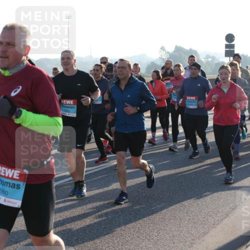 03.10.2025 - Köhlbrandbrückenlauf Lena Gebhardt http://msf.ph/oto/9067043 03.10.2025 09:23:33 Position 1 2800, 1310, 2140, 1147 meine-sportfotos.de