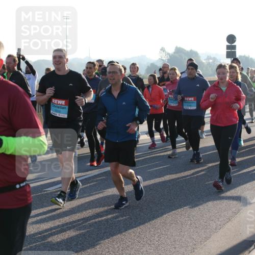 03.10.2025 - Köhlbrandbrückenlauf Lena Gebhardt http://msf.ph/oto/9067050 03.10.2025 09:23:33 Position 1 2800, 1310, 2140, 1147 meine-sportfotos.de