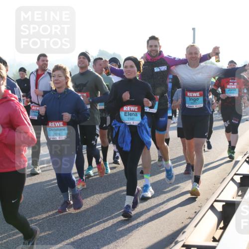 03.10.2025 - Köhlbrandbrückenlauf Lena Gebhardt http://msf.ph/oto/9067089 03.10.2025 09:23:35 Position 1 2078, 1147, 2977, 3713, 3 meine-sportfotos.de