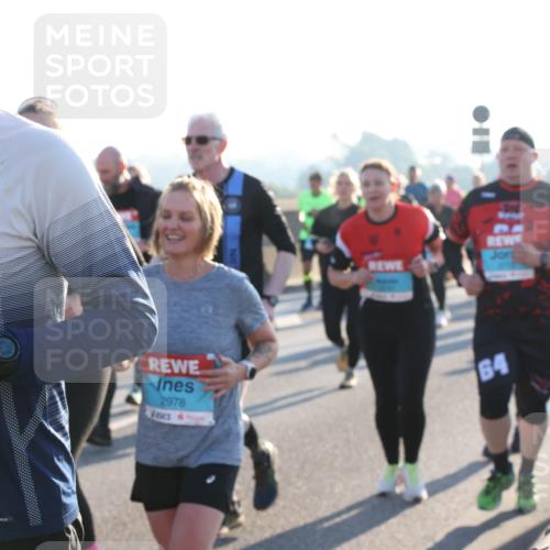 03.10.2025 - Köhlbrandbrückenlauf Lena Gebhardt http://msf.ph/oto/9067162 03.10.2025 09:23:38 Position 1 2977, 2978, 64 meine-sportfotos.de