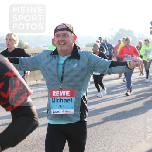 03.10.2025 - Köhlbrandbrückenlauf Lena Gebhardt http://msf.ph/oto/9067223 03.10.2025 09:23:40 Position 1 1794 meine-sportfotos.de