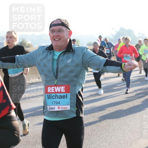 03.10.2025 - Köhlbrandbrückenlauf Lena Gebhardt http://msf.ph/oto/9067226 03.10.2025 09:23:40 Position 1 3755, 1794 meine-sportfotos.de