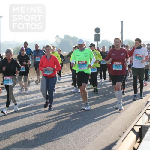 03.10.2025 - Köhlbrandbrückenlauf Lena Gebhardt http://msf.ph/oto/9067245 03.10.2025 09:23:41 Position 1 2089, 1956, 1934, 1883 meine-sportfotos.de