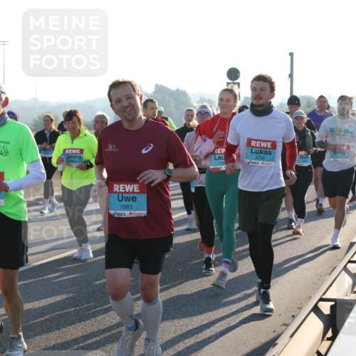 03.10.2025 - Köhlbrandbrückenlauf Lena Gebhardt http://msf.ph/oto/9067301 03.10.2025 09:23:43 Position 1 3265, 1454, 1883, 3208, 120 meine-sportfotos.de