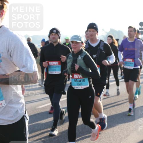 03.10.2025 - Köhlbrandbrückenlauf Lena Gebhardt http://msf.ph/oto/9067367 03.10.2025 09:23:46 Position 1 1810, 2068, 3276 meine-sportfotos.de