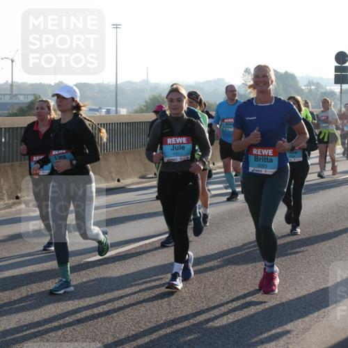 03.10.2025 - Köhlbrandbrückenlauf Lena Gebhardt http://msf.ph/oto/9067557 03.10.2025 09:23:51 Position 1 1821, 2055, 2064, 3483 meine-sportfotos.de