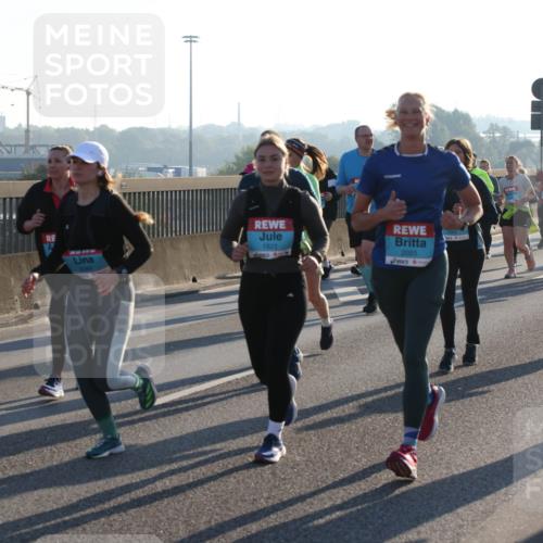 03.10.2025 - Köhlbrandbrückenlauf Lena Gebhardt http://msf.ph/oto/9067566 03.10.2025 09:23:51 Position 1 1821, 2055, 3483 meine-sportfotos.de
