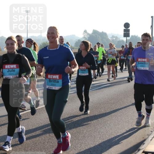 03.10.2025 - Köhlbrandbrückenlauf Lena Gebhardt http://msf.ph/oto/9067585 03.10.2025 09:23:52 Position 1 1821, 2055, 2064, 3483 meine-sportfotos.de