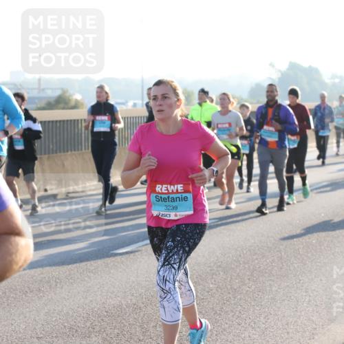 03.10.2025 - Köhlbrandbrückenlauf Lena Gebhardt http://msf.ph/oto/9067663 03.10.2025 09:23:54 Position 1 3239 meine-sportfotos.de