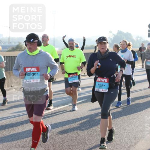 03.10.2025 - Köhlbrandbrückenlauf Lena Gebhardt http://msf.ph/oto/9067867 03.10.2025 09:24:01 Position 1 1692, 2740, 3737 meine-sportfotos.de