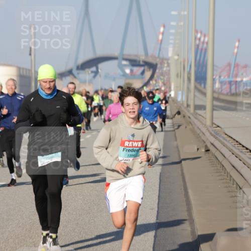 03.10.2025 - Köhlbrandbrückenlauf Jannik Wohlers http://msf.ph/oto/9067929 03.10.2025 09:47:17 Position 3 2940, 1396 meine-sportfotos.de