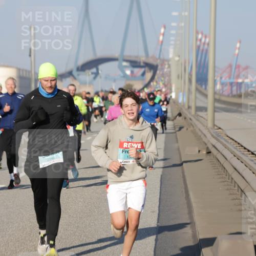 03.10.2025 - Köhlbrandbrückenlauf Jannik Wohlers http://msf.ph/oto/9067932 03.10.2025 09:47:17 Position 3 2940, 1500 meine-sportfotos.de
