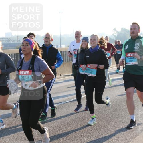 03.10.2025 - Köhlbrandbrückenlauf Lena Gebhardt http://msf.ph/oto/9067948 03.10.2025 09:24:04 Position 1 5, 1577, 3110, 3765, 1827 meine-sportfotos.de