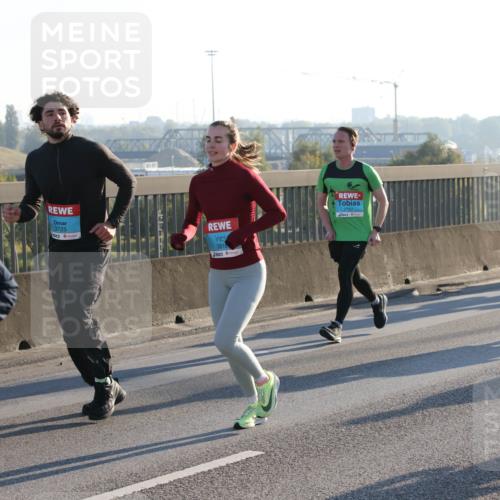 03.10.2025 - Köhlbrandbrückenlauf Lena Gebhardt http://msf.ph/oto/9068023 03.10.2025 09:24:07 Position 1 10, 3725, 3816, 2707 meine-sportfotos.de