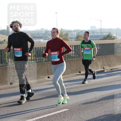 03.10.2025 - Köhlbrandbrückenlauf Lena Gebhardt http://msf.ph/oto/9068030 03.10.2025 09:24:07 Position 1 13, 3725, 3816, 2707 meine-sportfotos.de