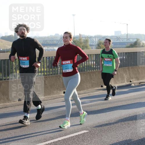 03.10.2025 - Köhlbrandbrückenlauf Lena Gebhardt http://msf.ph/oto/9068034 03.10.2025 09:24:07 Position 1 3725, 3816, 2707 meine-sportfotos.de