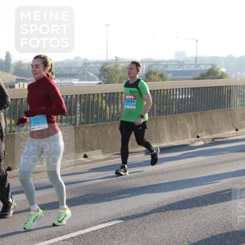03.10.2025 - Köhlbrandbrückenlauf Lena Gebhardt http://msf.ph/oto/9068036 03.10.2025 09:24:07 Position 1 3725, 3816, 2707 meine-sportfotos.de