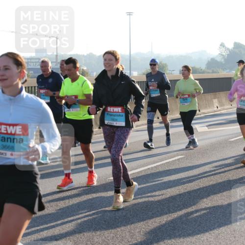 03.10.2025 - Köhlbrandbrückenlauf Lena Gebhardt http://msf.ph/oto/9068089 03.10.2025 09:24:09 Position 1 2789, 3668, 6, 1834, 1967 meine-sportfotos.de