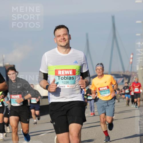 03.10.2025 - Köhlbrandbrückenlauf Jannik Wohlers http://msf.ph/oto/9068143 03.10.2025 09:47:38 Position 3 1146, 375, 1226, 3495 meine-sportfotos.de