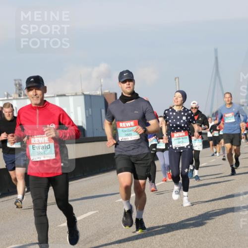 03.10.2025 - Köhlbrandbrückenlauf Jannik Wohlers http://msf.ph/oto/9068264 03.10.2025 09:47:44 Position 3 3224, 3820, 2979 meine-sportfotos.de