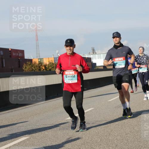 03.10.2025 - Köhlbrandbrückenlauf Jannik Wohlers http://msf.ph/oto/9068295 03.10.2025 09:47:45 Position 3 3224, 3820, 2979 meine-sportfotos.de