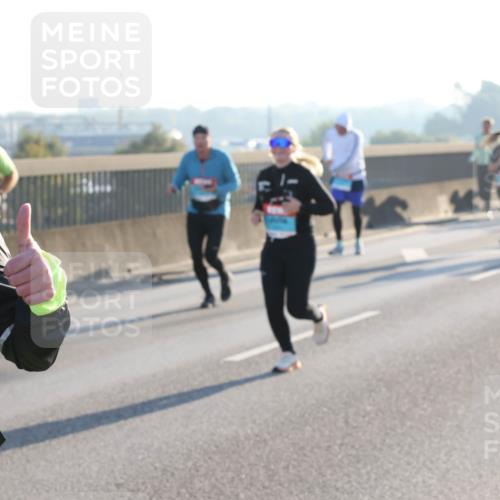 03.10.2025 - Köhlbrandbrückenlauf Lena Gebhardt http://msf.ph/oto/9068305 03.10.2025 09:24:16 Position 1  meine-sportfotos.de