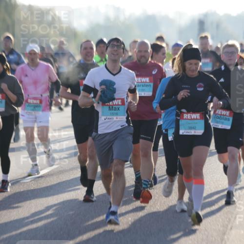 03.10.2025 - Köhlbrandbrückenlauf Jannik Wohlers http://msf.ph/oto/9068397 03.10.2025 09:16:24 Position 3 2732, 1516, 1191, 3842, 3516 meine-sportfotos.de