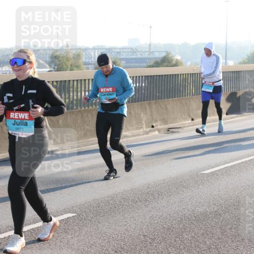 03.10.2025 - Köhlbrandbrückenlauf Lena Gebhardt http://msf.ph/oto/9070111 03.10.2025 09:24:18 Position 1 1971 meine-sportfotos.de