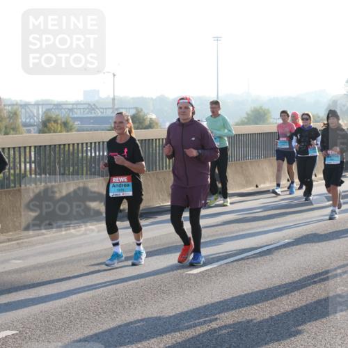 03.10.2025 - Köhlbrandbrückenlauf Lena Gebhardt http://msf.ph/oto/9070240 03.10.2025 09:24:20 Position 1 1927, 1978, 2421 meine-sportfotos.de