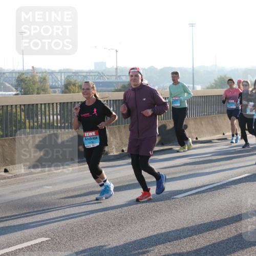 03.10.2025 - Köhlbrandbrückenlauf Lena Gebhardt http://msf.ph/oto/9070247 03.10.2025 09:24:21 Position 1 1978, 2421 meine-sportfotos.de