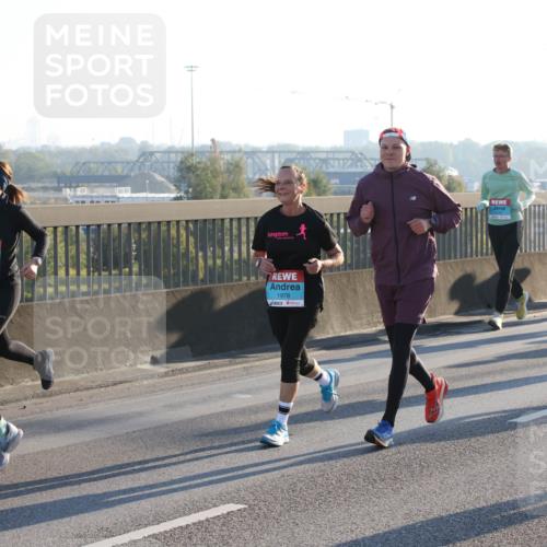 03.10.2025 - Köhlbrandbrückenlauf Lena Gebhardt http://msf.ph/oto/9070264 03.10.2025 09:24:21 Position 1 1927, 1978, 2897 meine-sportfotos.de