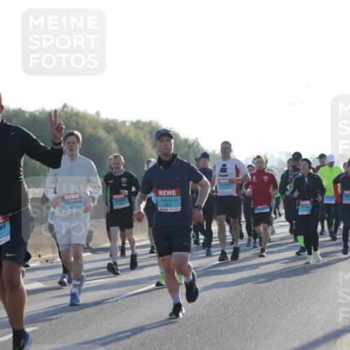 03.10.2025 - Köhlbrandbrückenlauf Jannik Wohlers http://msf.ph/oto/9070278 03.10.2025 09:17:28 Position 3 1077, 212, 1015, 3820 meine-sportfotos.de