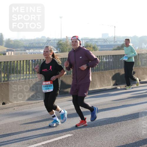 03.10.2025 - Köhlbrandbrückenlauf Lena Gebhardt http://msf.ph/oto/9070324 03.10.2025 09:24:21 Position 1 1978 meine-sportfotos.de