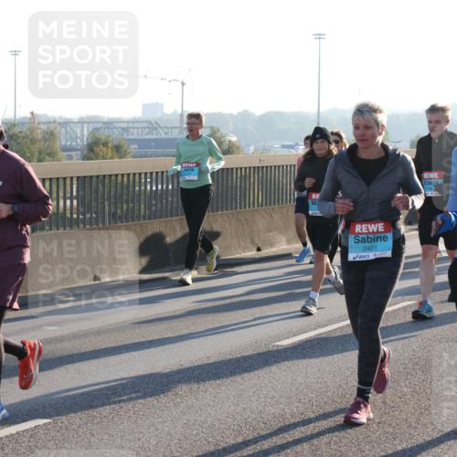 03.10.2025 - Köhlbrandbrückenlauf Lena Gebhardt http://msf.ph/oto/9070344 03.10.2025 09:24:22 Position 1 978, 2421, 2180, 3676 meine-sportfotos.de