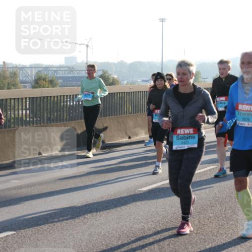 03.10.2025 - Köhlbrandbrückenlauf Lena Gebhardt http://msf.ph/oto/9070352 03.10.2025 09:24:22 Position 1 2421, 2180, 3676, 1709 meine-sportfotos.de