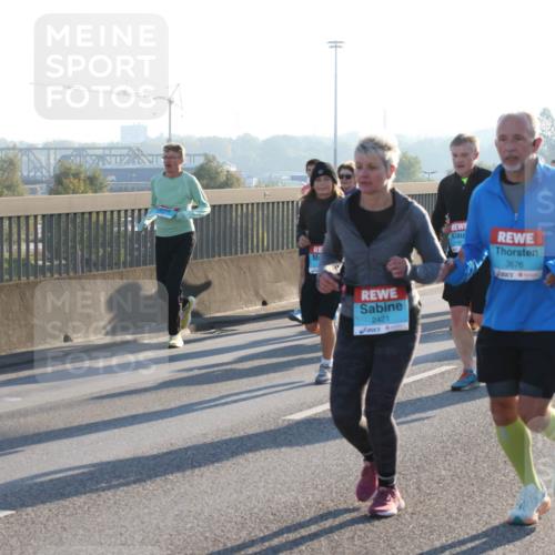 03.10.2025 - Köhlbrandbrückenlauf Lena Gebhardt http://msf.ph/oto/9070357 03.10.2025 09:24:22 Position 1 2421, 2180, 3676, 1709 meine-sportfotos.de