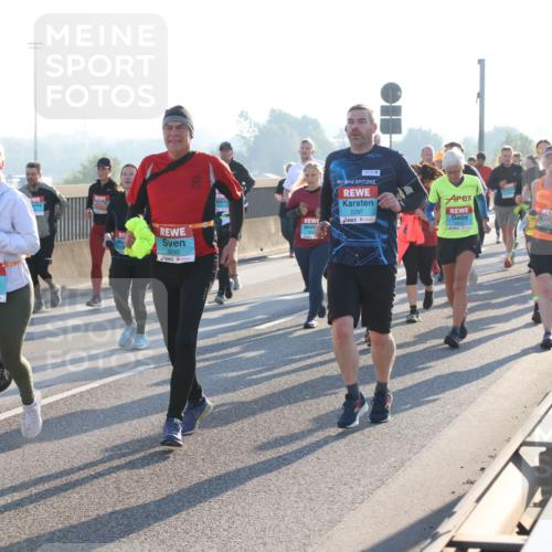 03.10.2025 - Köhlbrandbrückenlauf Lena Gebhardt http://msf.ph/oto/9070608 03.10.2025 09:24:25 Position 1 3050, 29, 3031, 3030, 2287 meine-sportfotos.de