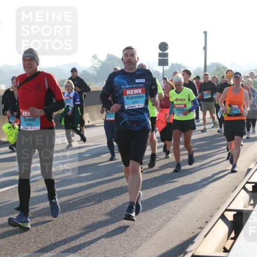 03.10.2025 - Köhlbrandbrückenlauf Lena Gebhardt http://msf.ph/oto/9070622 03.10.2025 09:24:26 Position 1 3031, 3030, 2287, 2742 meine-sportfotos.de