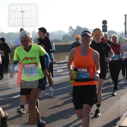 03.10.2025 - Köhlbrandbrückenlauf Lena Gebhardt http://msf.ph/oto/9070789 03.10.2025 09:24:29 Position 1 2739, 2742 meine-sportfotos.de