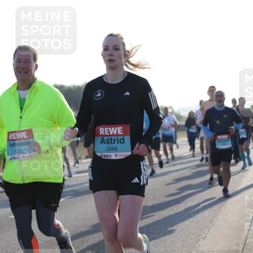 03.10.2025 - Köhlbrandbrückenlauf Jannik Wohlers http://msf.ph/oto/9070790 03.10.2025 09:17:40 Position 3 1220, 2698 meine-sportfotos.de
