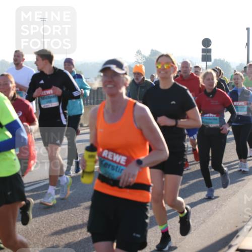03.10.2025 - Köhlbrandbrückenlauf Lena Gebhardt http://msf.ph/oto/9070821 03.10.2025 09:24:29 Position 1  meine-sportfotos.de