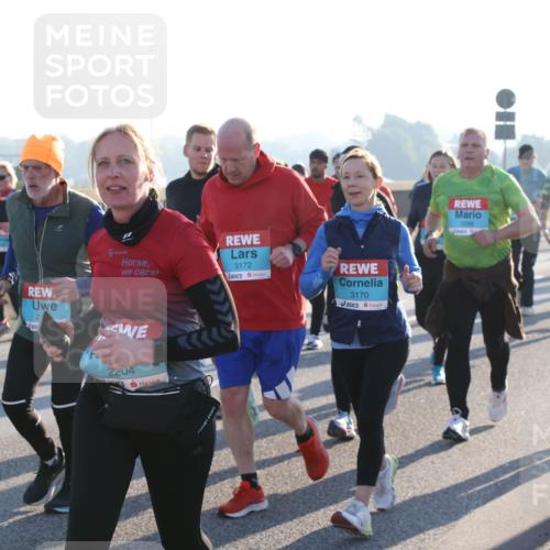 03.10.2025 - Köhlbrandbrückenlauf Lena Gebhardt http://msf.ph/oto/9070935 03.10.2025 09:24:31 Position 1 2, 3172, 3170, 2204 meine-sportfotos.de