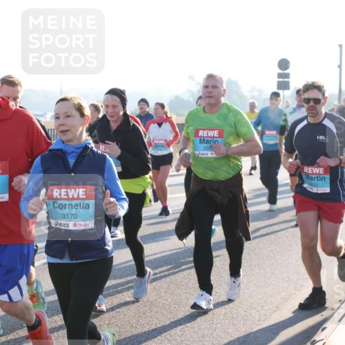 03.10.2025 - Köhlbrandbrückenlauf Lena Gebhardt http://msf.ph/oto/9071002 03.10.2025 09:24:32 Position 1 3172, 3170, 3396, 3151 meine-sportfotos.de